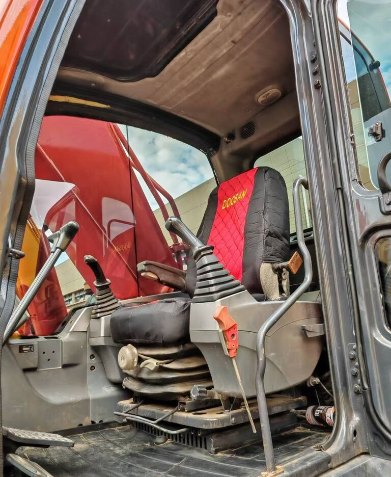 Doosan DX300LC - Ekskavator me zinxhirë: foto 3 Doosan DX300LC - Ekskavator me zinxhirë: foto 3