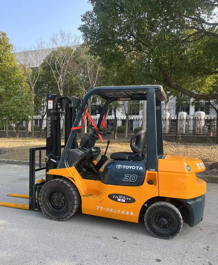 Toyota 7FD30 - Pirun më naftë: foto 2 Toyota 7FD30 - Pirun më naftë: foto 2