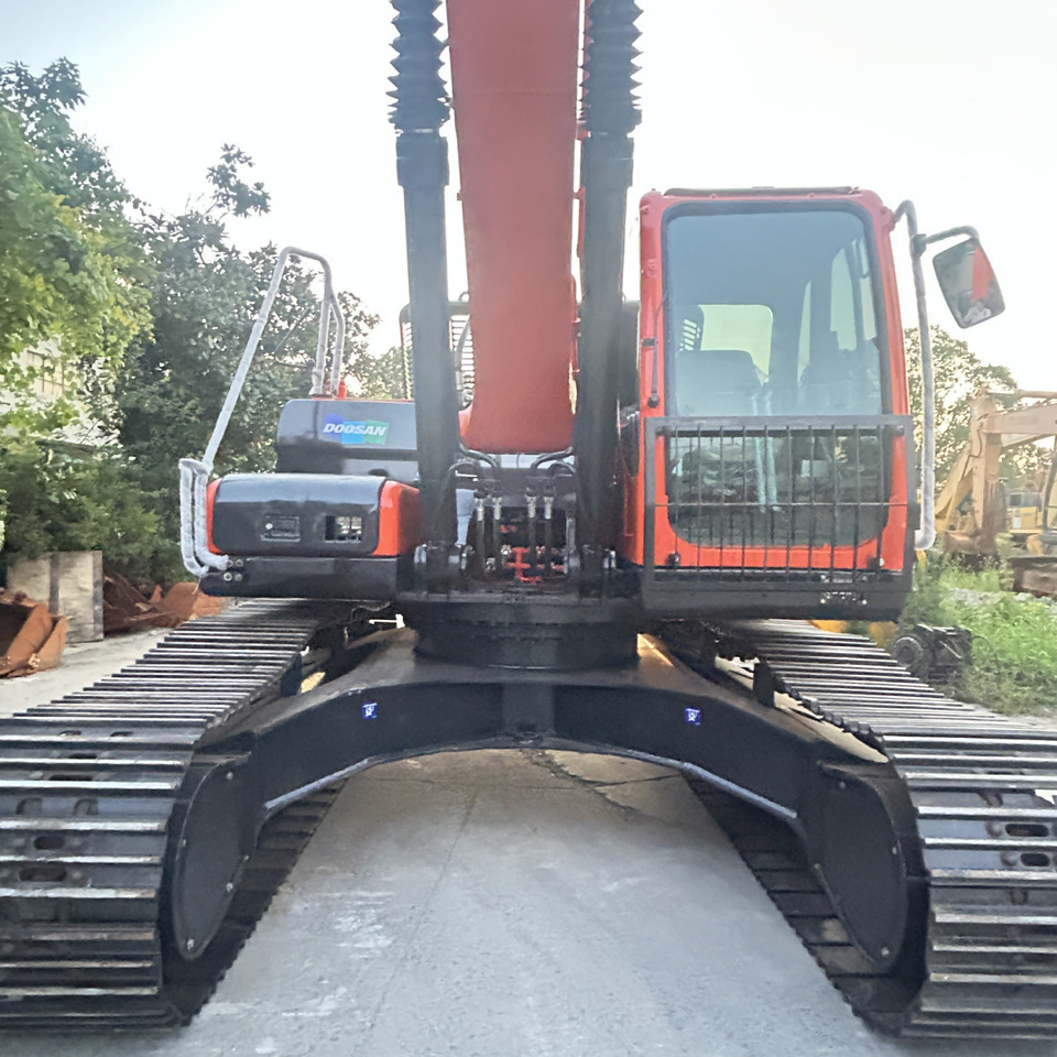 Doosan DX300LC-9c Crawler Excavator - Ekskavator me zinxhirë: foto 4 Doosan DX300LC-9c Crawler Excavator - Ekskavator me zinxhirë: foto 4
