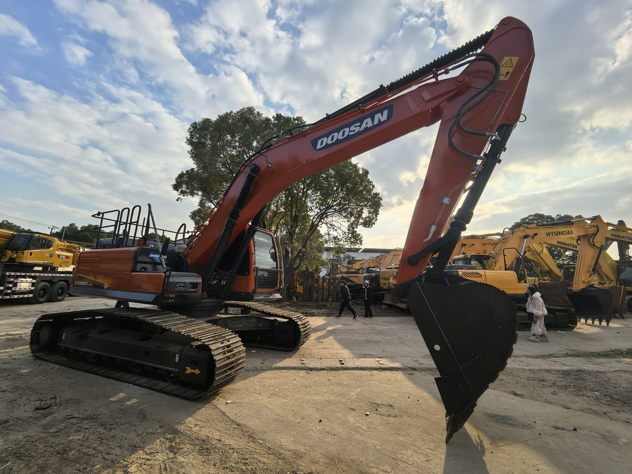 Doosan DX300LC Crawler Excavator - Ekskavator me zinxhirë: foto 4 Doosan DX300LC Crawler Excavator - Ekskavator me zinxhirë: foto 4