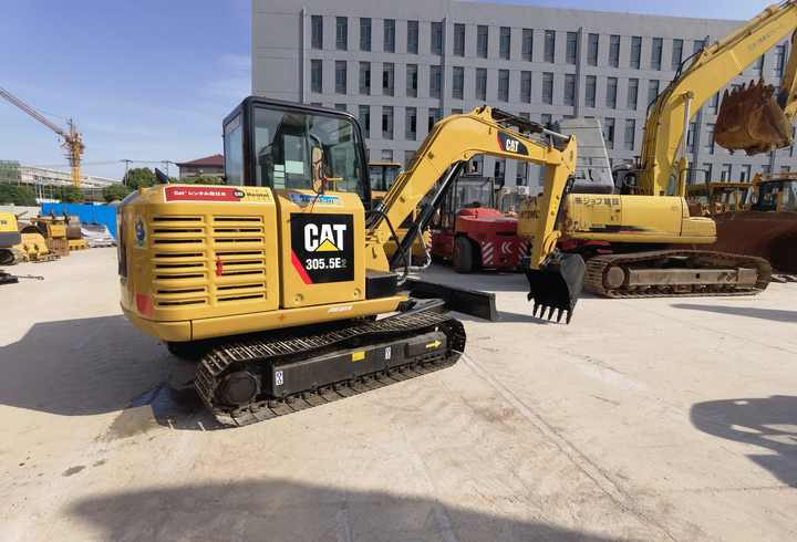 For sale with a low hours offer original used CAT305.5 5TON excavator mini digger cat 305 305.5E 305.5E2 for sale - Ekskavator me zinxhirë: foto 3 For sale with a low hours offer original used CAT305.5 5TON excavator mini digger cat 305 305.5E 305.5E2 for sale - Ekskavator me zinxhirë: foto 3