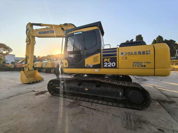 High Quality Used 22 ton Excavator komatsu pc220 Tracked Excavators komatsu excavator used japan in cheap price - Ekskavator me zinxhirë: foto 2 High Quality Used 22 ton Excavator komatsu pc220 Tracked Excavators komatsu excavator used japan in cheap price - Ekskavator me zinxhirë: foto 2