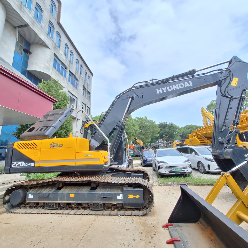 Hyundai 220LC-9S Excavator - Ekskavator me zinxhirë: foto 1 Hyundai 220LC-9S Excavator - Ekskavator me zinxhirë: foto 1
