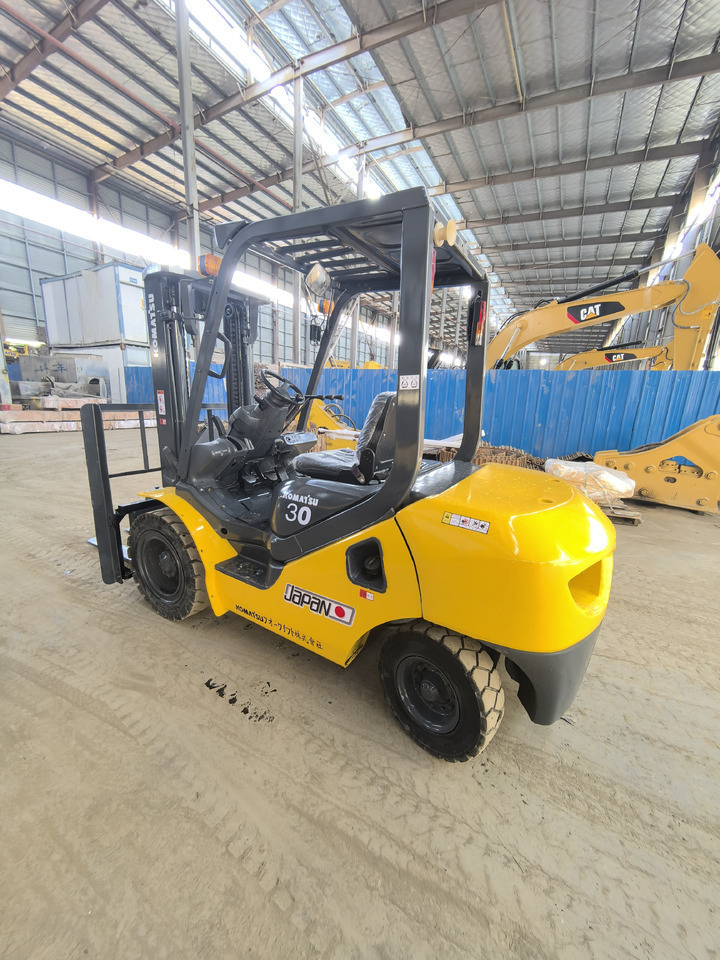 Komatsu FD30 Forklift - Pirun më naftë: foto 1 Komatsu FD30 Forklift - Pirun më naftë: foto 1