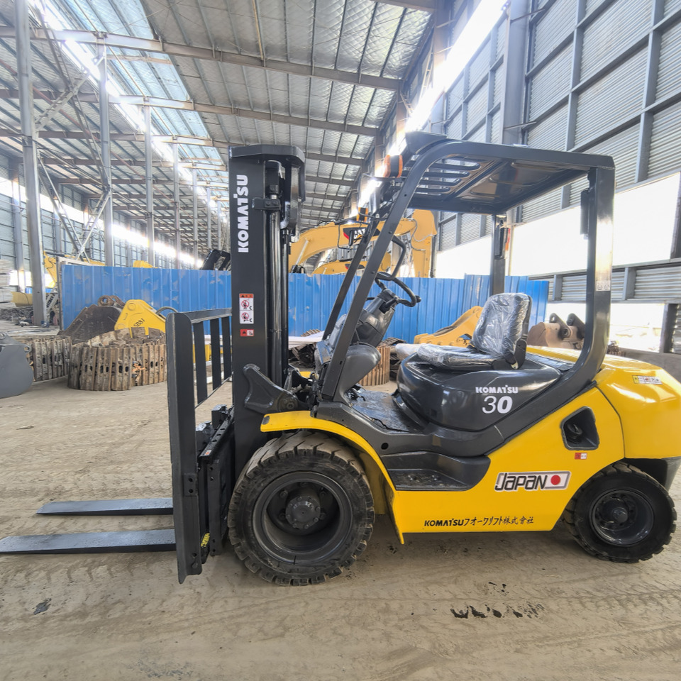 Komatsu FD30 Forklift - Pirun më naftë: foto 3 Komatsu FD30 Forklift - Pirun më naftë: foto 3