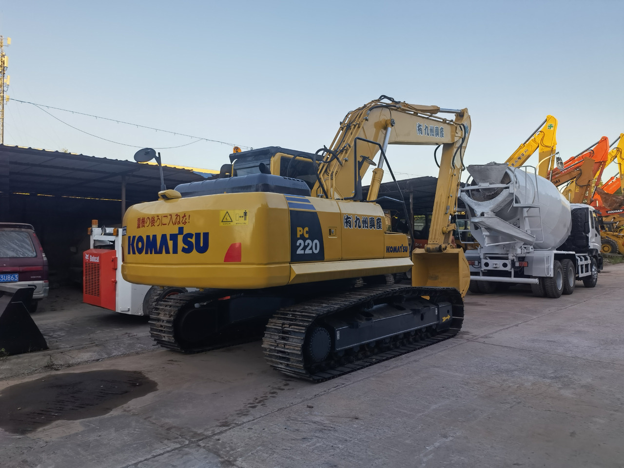 Komatsu PC 220-8 Excavator - Ekskavator me zinxhirë: foto 2 Komatsu PC 220-8 Excavator - Ekskavator me zinxhirë: foto 2