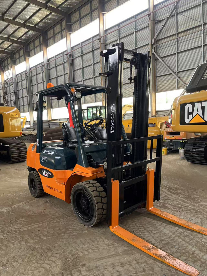 Toyota FD30 Forklift - Pirun më naftë: foto 4 Toyota FD30 Forklift - Pirun më naftë: foto 4
