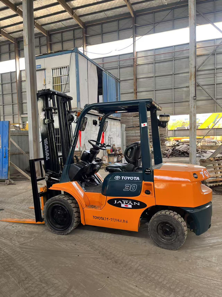Toyota FD30 Forklift - Pirun më naftë: foto 3 Toyota FD30 Forklift - Pirun më naftë: foto 3