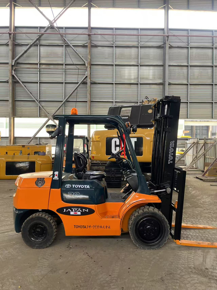 Toyota FD30 Forklift - Pirun më naftë: foto 3 Toyota FD30 Forklift - Pirun më naftë: foto 3