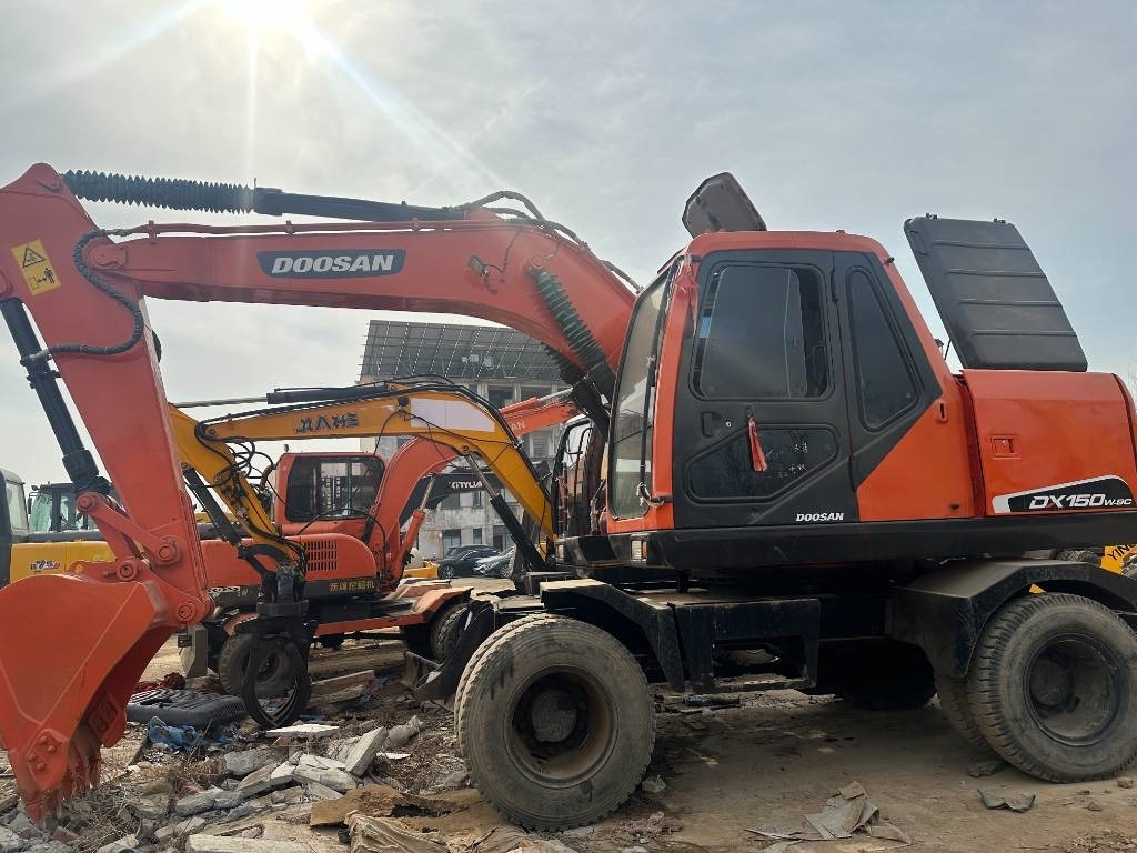 Doosan 150 - Ekskavator me goma: foto 1 Doosan 150 - Ekskavator me goma: foto 1