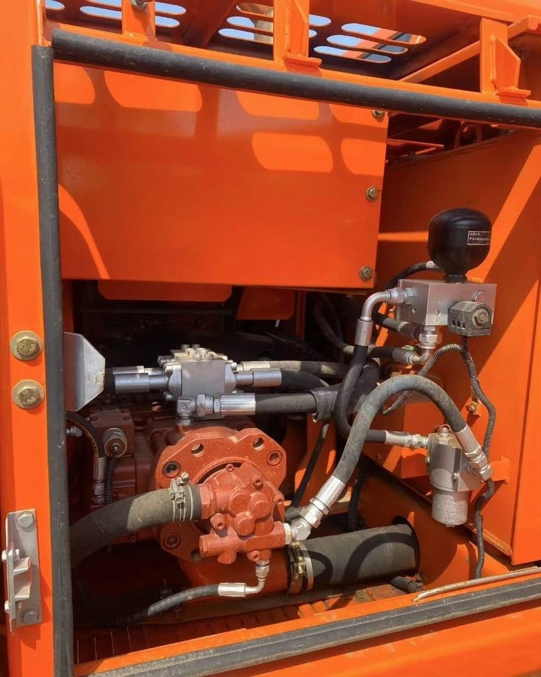 Doosan DH 150 - Ekskavator me zinxhirë: foto 3 Doosan DH 150 - Ekskavator me zinxhirë: foto 3