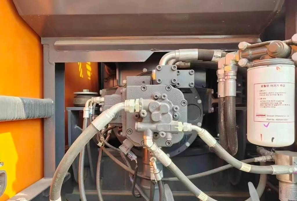 Doosan DX 220 - Ekskavator me zinxhirë: foto 3 Doosan DX 220 - Ekskavator me zinxhirë: foto 3