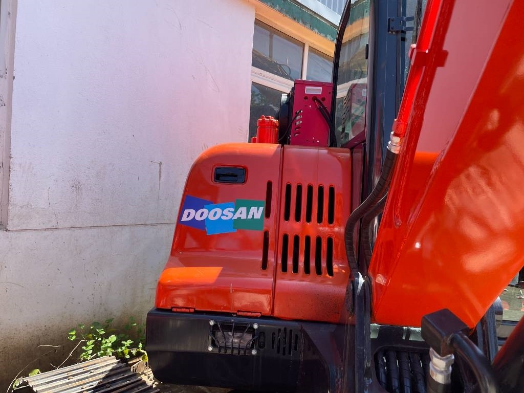 Doosan DX 60 - Ekskavator me zinxhirë: foto 2 Doosan DX 60 - Ekskavator me zinxhirë: foto 2