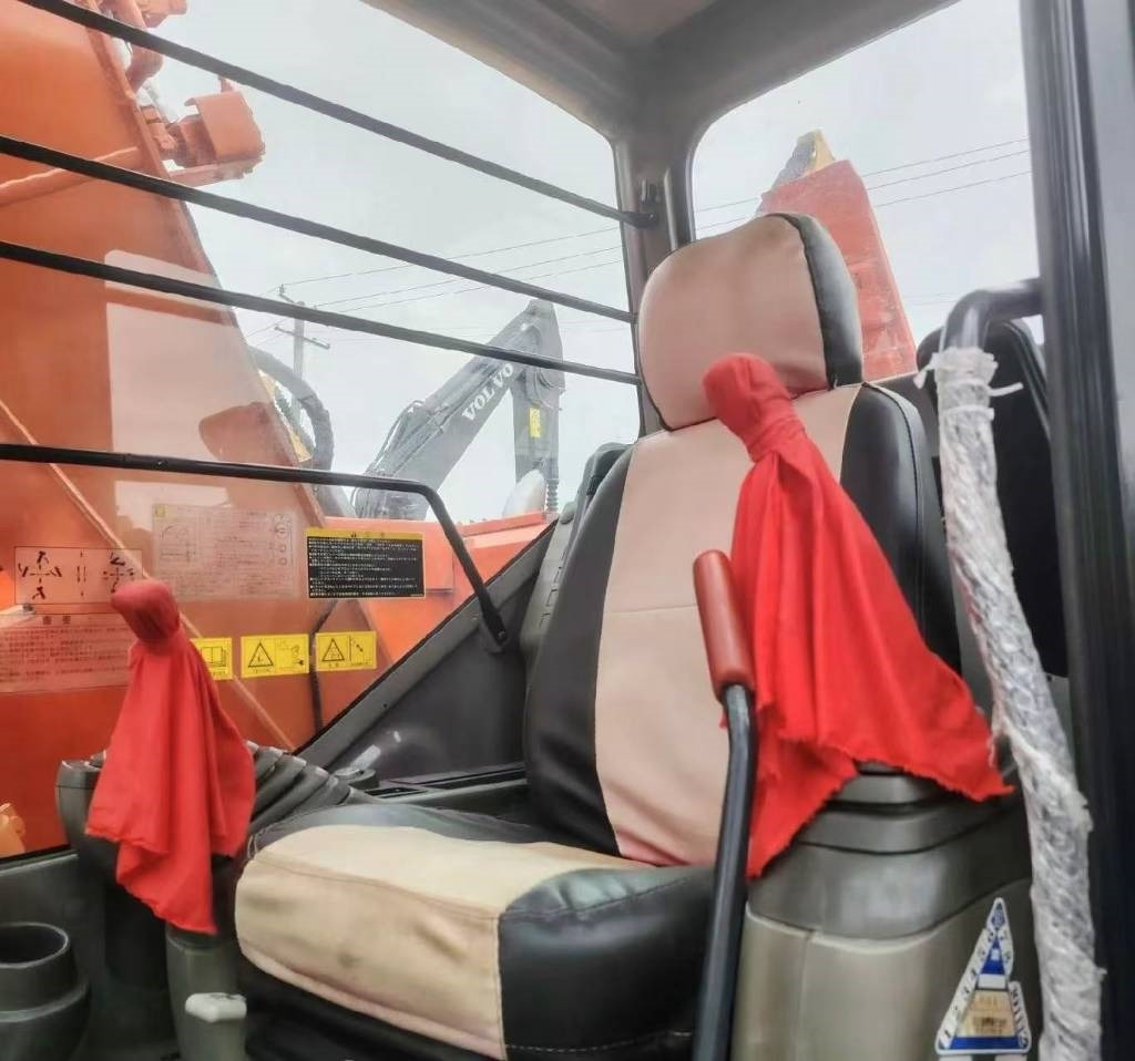 Ekskavator me zinxhirë Hitachi 135US: foto 8 Ekskavator me zinxhirë Hitachi 135US: foto 8