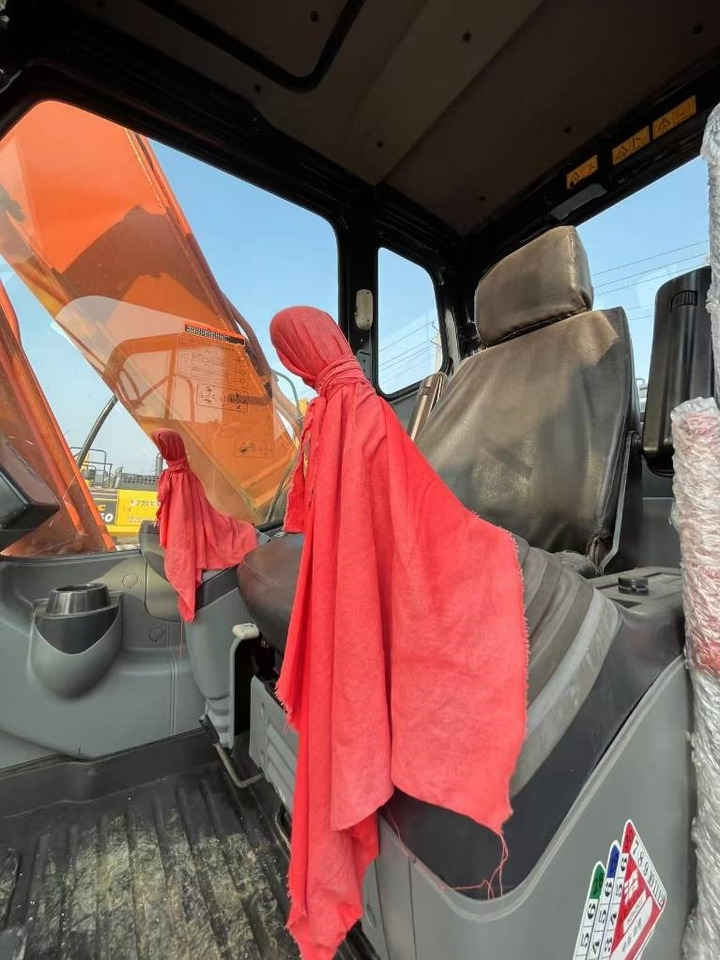 Hitachi ZX 160 - Ekskavator me zinxhirë: foto 3 Hitachi ZX 160 - Ekskavator me zinxhirë: foto 3