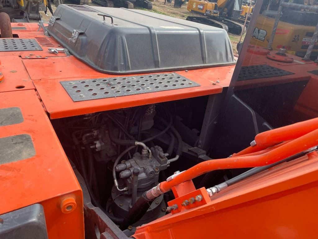 Hitachi ZX 240 - Ekskavator me zinxhirë: foto 2 Hitachi ZX 240 - Ekskavator me zinxhirë: foto 2