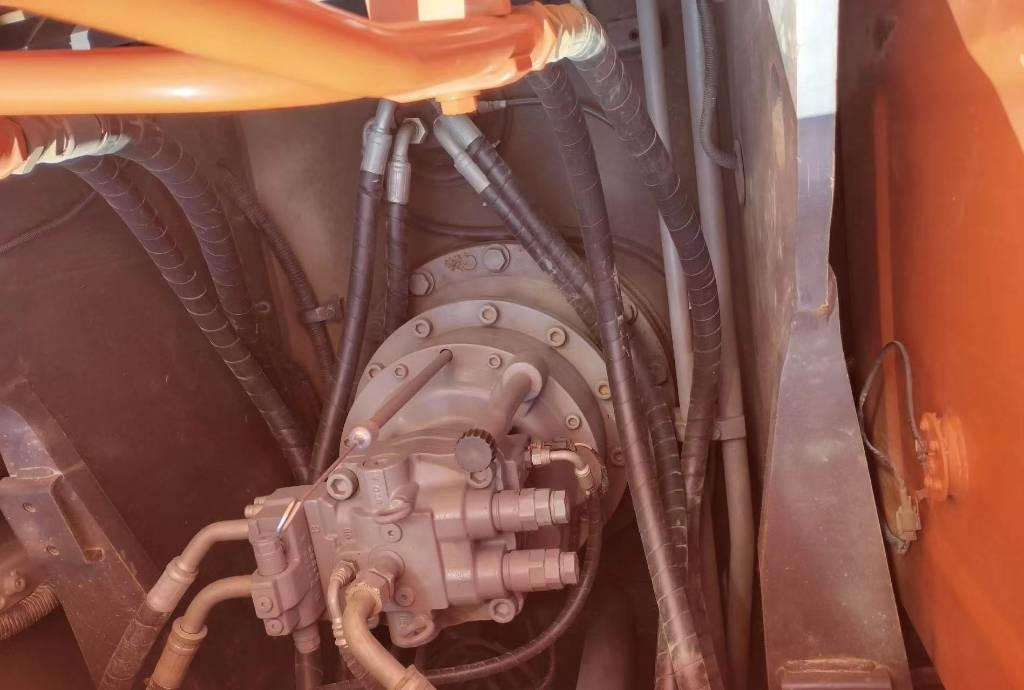 Hitachi ZX 240 - Ekskavator me zinxhirë: foto 5 Hitachi ZX 240 - Ekskavator me zinxhirë: foto 5