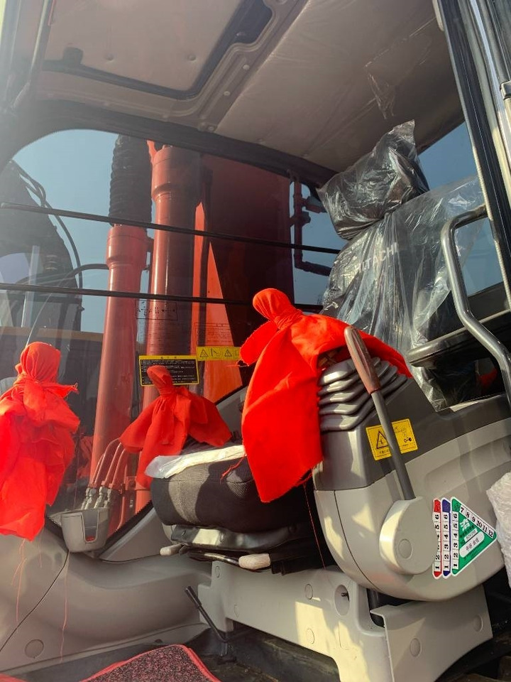 Hitachi Zaxis 200 LC - Ekskavator me zinxhirë: foto 2 Hitachi Zaxis 200 LC - Ekskavator me zinxhirë: foto 2