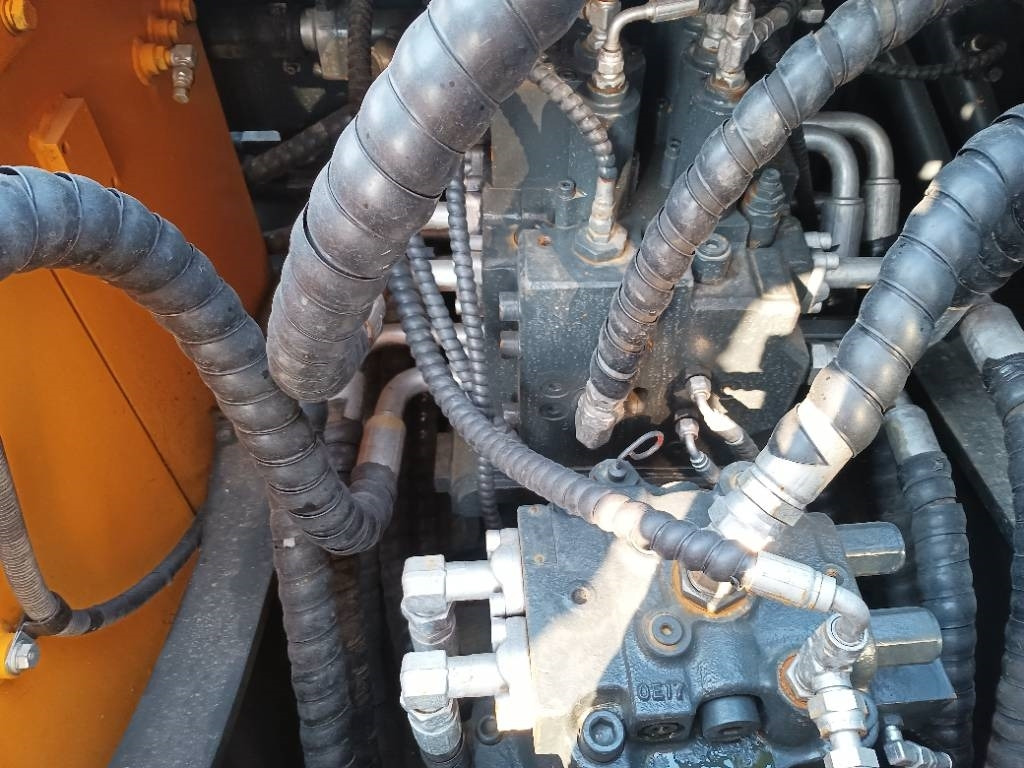 Hyundai R 220-9 S - Ekskavator me zinxhirë: foto 2 Hyundai R 220-9 S - Ekskavator me zinxhirë: foto 2