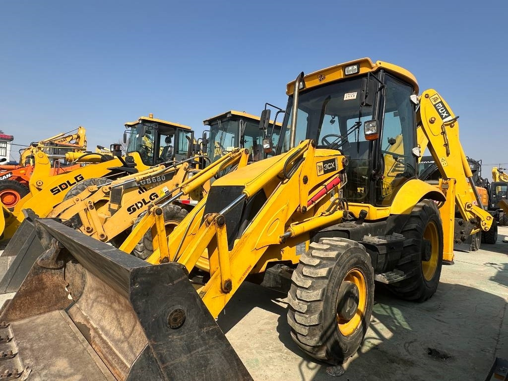 JCB 3 CX - Fadromë me shkarkim nga prapa: foto 1 JCB 3 CX - Fadromë me shkarkim nga prapa: foto 1
