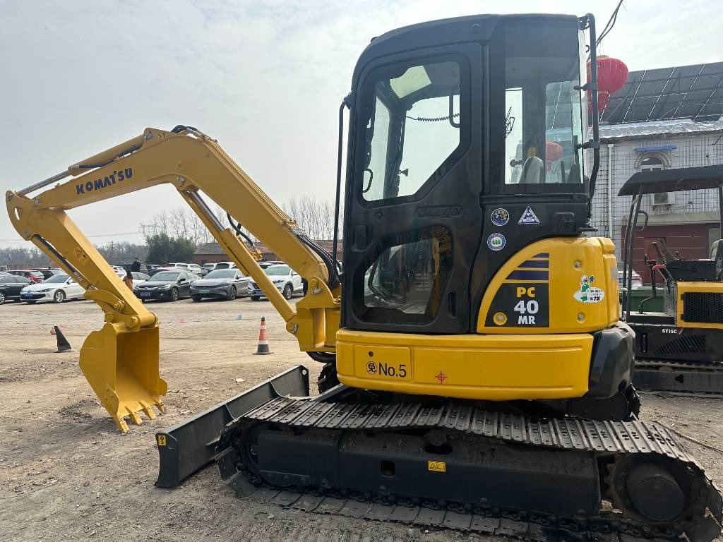 Komatsu 40MR - Ekskavator me zinxhirë: foto 1 Komatsu 40MR - Ekskavator me zinxhirë: foto 1