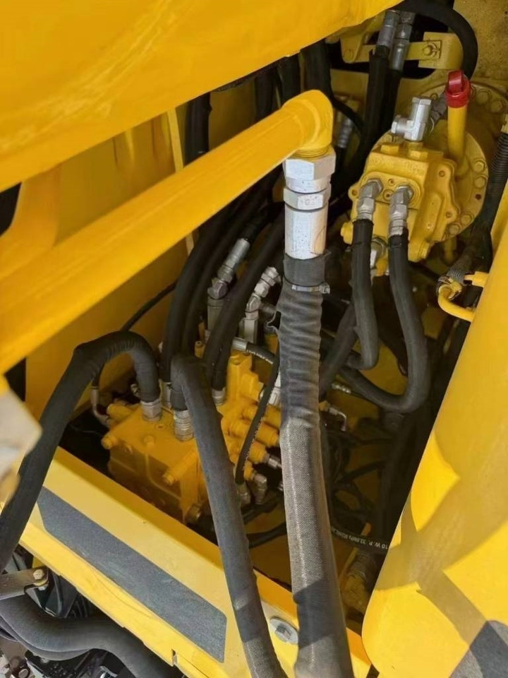 Komatsu PC 130 - Ekskavator me zinxhirë: foto 4 Komatsu PC 130 - Ekskavator me zinxhirë: foto 4