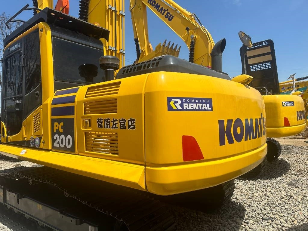 Komatsu PC 200-8 - Ekskavator me zinxhirë: foto 1 Komatsu PC 200-8 - Ekskavator me zinxhirë: foto 1