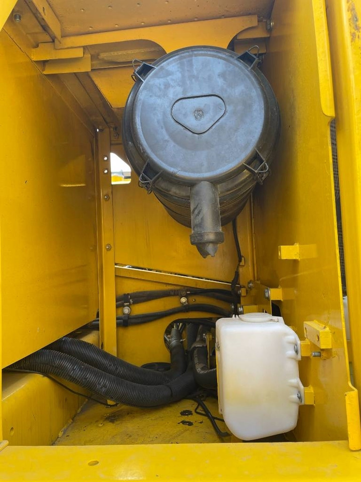 Komatsu PC 200-8 - Ekskavator me zinxhirë: foto 5 Komatsu PC 200-8 - Ekskavator me zinxhirë: foto 5