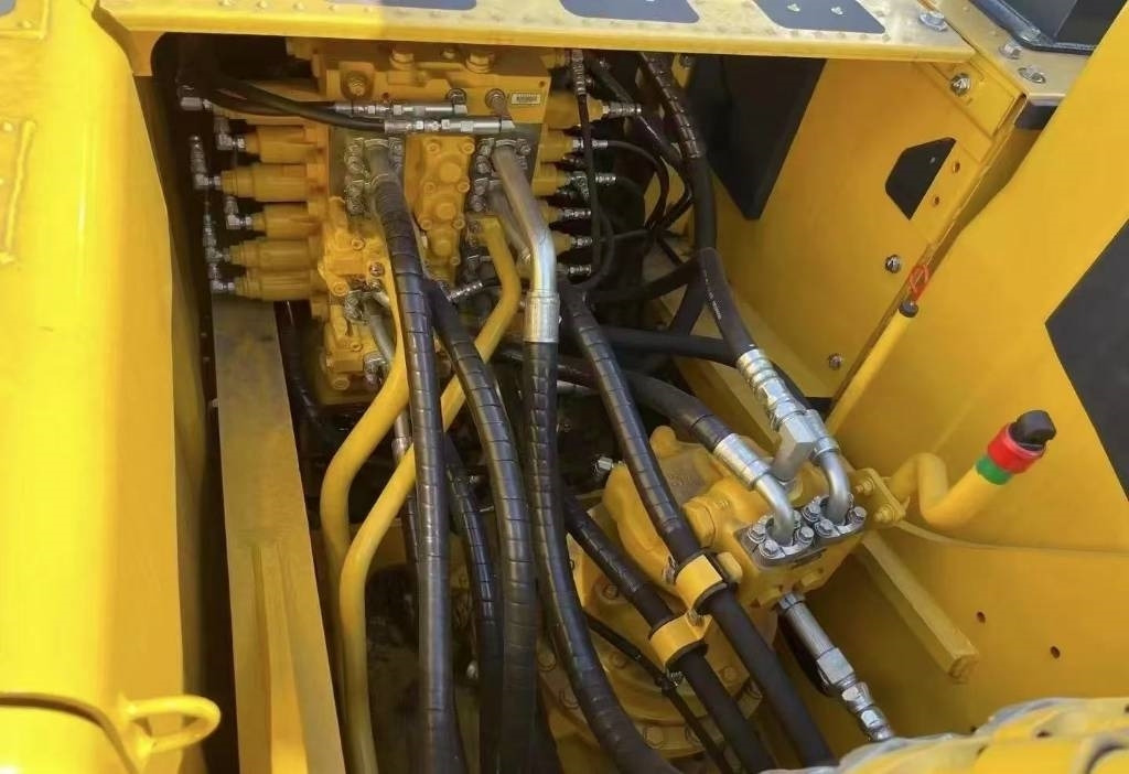 Komatsu PC 200-8 - Ekskavator me zinxhirë: foto 3 Komatsu PC 200-8 - Ekskavator me zinxhirë: foto 3