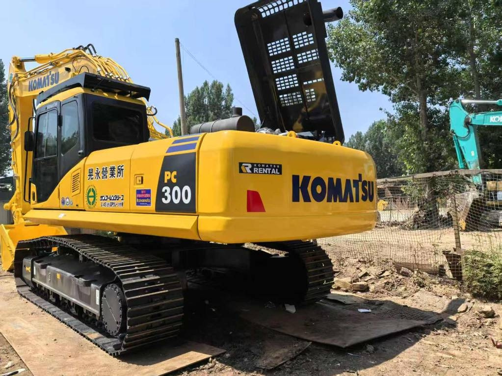 Komatsu PC 300 - Ekskavator me zinxhirë: foto 1 Komatsu PC 300 - Ekskavator me zinxhirë: foto 1