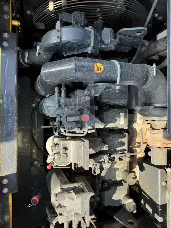 Komatsu PC 400-8 - Ekskavator me zinxhirë: foto 3 Komatsu PC 400-8 - Ekskavator me zinxhirë: foto 3