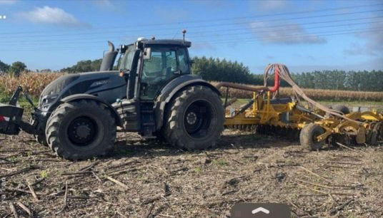 Valtra T174 VERSU - Traktor: foto 1 Valtra T174 VERSU - Traktor: foto 1