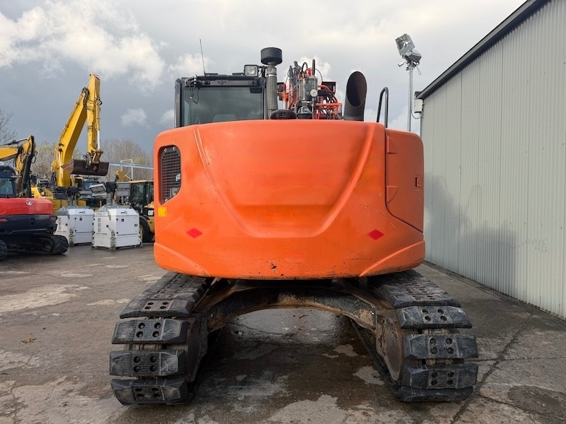 Hitachi ZX 135 US 5-B - Ekskavator me zinxhirë: foto 3 Hitachi ZX 135 US 5-B - Ekskavator me zinxhirë: foto 3