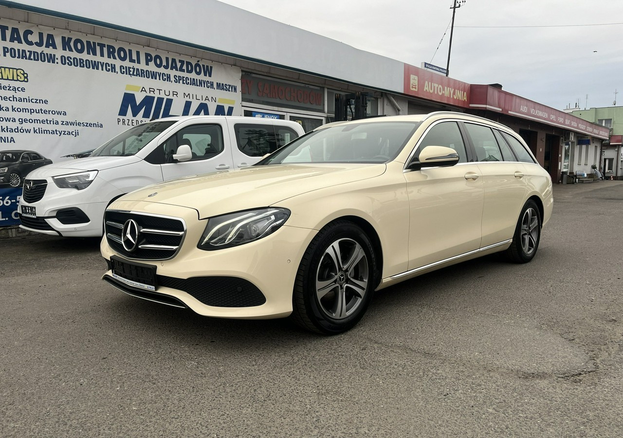 Mercedes-Benz Klasa E E220d T 9G-tronic 197KM Navi FullLed Kamera Asystent Model 2020 FV 2 - Veturë: foto 2 Mercedes-Benz Klasa E E220d T 9G-tronic 197KM Navi FullLed Kamera Asystent Model 2020 FV 2 - Veturë: foto 2