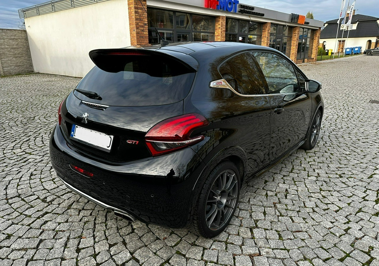 Peugeot 208 I 208GTI Sport 1.6THP 208KM Panorama Led JBL Navi Kamera OZ-Racing 201 - Veturë: foto 3 Peugeot 208 I 208GTI Sport 1.6THP 208KM Panorama Led JBL Navi Kamera OZ-Racing 201 - Veturë: foto 3