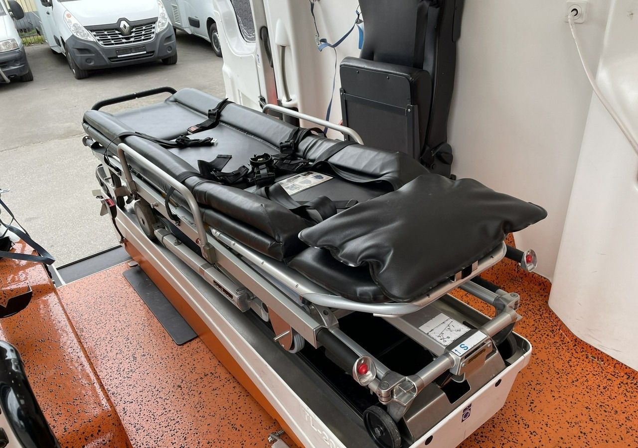 Volkswagen Crafter Crafter 2.0-163KM Karetka Ambulans Wyposażony Model 2016 - Ambulancë: foto 3 Volkswagen Crafter Crafter 2.0-163KM Karetka Ambulans Wyposażony Model 2016 - Ambulancë: foto 3