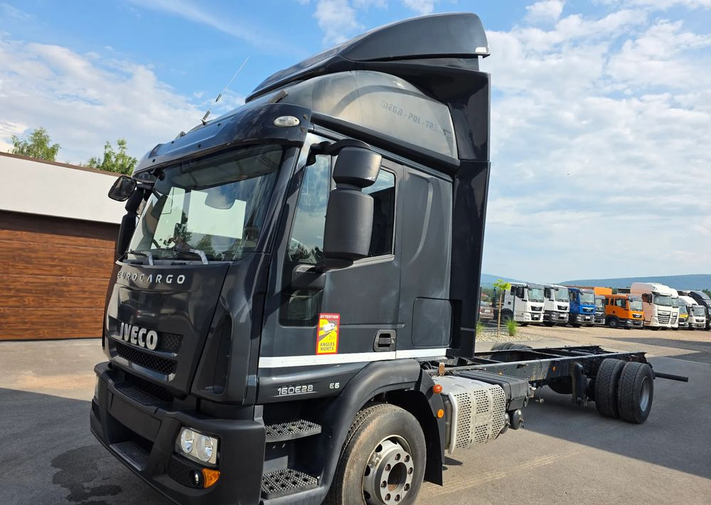 Iveco EUROCARGO 160E28  RAMA DO ZABUDOWY/  LAWETA / MANUAL / - Kamion me tendë: foto 1 Iveco EUROCARGO 160E28  RAMA DO ZABUDOWY/  LAWETA / MANUAL / - Kamion me tendë: foto 1
