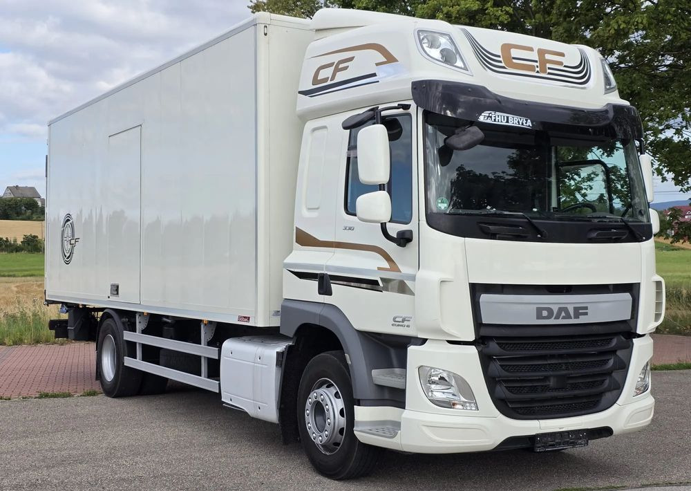 DAF CF 330 / 10.2017 / KONTENER MEBLOWY / IZOTERMA / WINDA / 18 PALET / E6 / NISKI PRZEBIEG / Z NIEMIEC / JAK NOWY / DUŻY SILNIK 10 837cm3// - Kamion vagonetë: foto 1 DAF CF 330 / 10.2017 / KONTENER MEBLOWY / IZOTERMA / WINDA / 18 PALET / E6 / NISKI PRZEBIEG / Z NIEMIEC / JAK NOWY / DUŻY SILNIK 10 837cm3// - Kamion vagonetë: foto 1