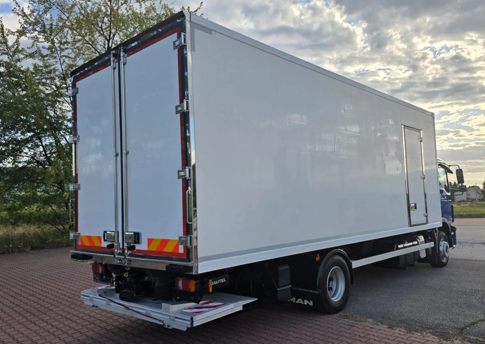 MAN TGM 15.250 / CHŁODNIA / WINDA / 2018 ROK / 230 TYŚ KM / BOCZNE DRZWI / AUTOMAT / SPROWADZONY / E6 / 18 EUROPALET/ - Kamion frigorifer: foto 4 MAN TGM 15.250 / CHŁODNIA / WINDA / 2018 ROK / 230 TYŚ KM / BOCZNE DRZWI / AUTOMAT / SPROWADZONY / E6 / 18 EUROPALET/ - Kamion frigorifer: foto 4