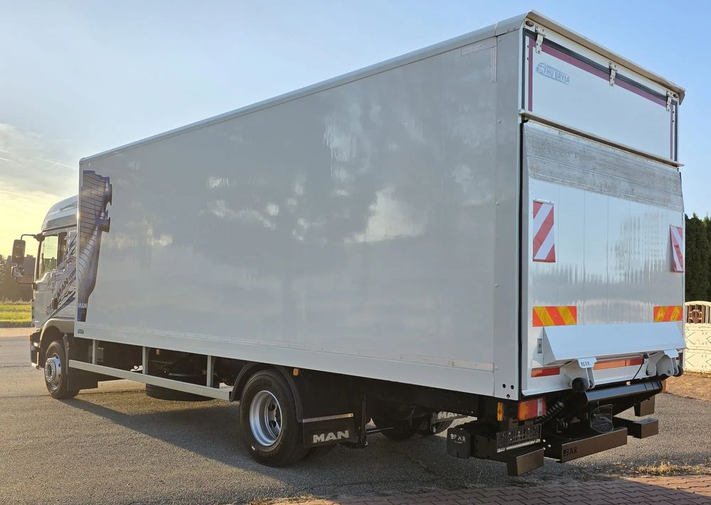 MAN TGM 15.290 / TGL / KONTENER / IZOTERMA / WINDA / KLIMA POSTOJOWA / 2019R / EURO 6 / PEŁEN SERWIS / 8200KG ŁADOWNOŚĆ / SPROWADZONY / ZADBANY / JAK NOWY / KSIĄŻKA SERWISOWA / E6 / 18 PALET - Kamion vagonetë: foto 4 MAN TGM 15.290 / TGL / KONTENER / IZOTERMA / WINDA / KLIMA POSTOJOWA / 2019R / EURO 6 / PEŁEN SERWIS / 8200KG ŁADOWNOŚĆ / SPROWADZONY / ZADBANY / JAK NOWY / KSIĄŻKA SERWISOWA / E6 / 18 PALET - Kamion vagonetë: foto 4