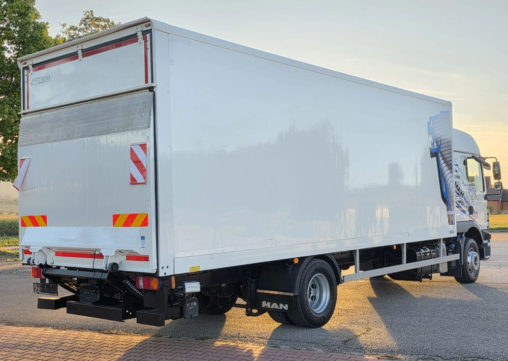 MAN TGM 15.290 / TGL / KONTENER / IZOTERMA / WINDA / KLIMA POSTOJOWA / 2019R / EURO 6 / PEŁEN SERWIS / 8200KG ŁADOWNOŚĆ / SPROWADZONY / ZADBANY / JAK NOWY / KSIĄŻKA SERWISOWA / E6 / 18 PALET - Kamion vagonetë: foto 4 MAN TGM 15.290 / TGL / KONTENER / IZOTERMA / WINDA / KLIMA POSTOJOWA / 2019R / EURO 6 / PEŁEN SERWIS / 8200KG ŁADOWNOŚĆ / SPROWADZONY / ZADBANY / JAK NOWY / KSIĄŻKA SERWISOWA / E6 / 18 PALET - Kamion vagonetë: foto 4