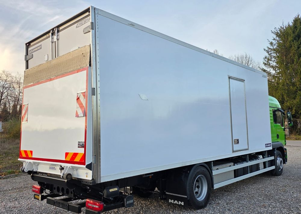 MAN TGM 18.320 / 18.290 / 15.290 / IZOTERMA / WINDA / 19PALET / E6 / 08.2018 / LIFT / SPROWADZONY / AUTOMAT / SYPIALKA / PIERWSZY WŁAŚCICIEL / BOCZNE DRZWI / STAN BARDZO DOBRY - Kamion frigorifer: foto 4 MAN TGM 18.320 / 18.290 / 15.290 / IZOTERMA / WINDA / 19PALET / E6 / 08.2018 / LIFT / SPROWADZONY / AUTOMAT / SYPIALKA / PIERWSZY WŁAŚCICIEL / BOCZNE DRZWI / STAN BARDZO DOBRY - Kamion frigorifer: foto 4