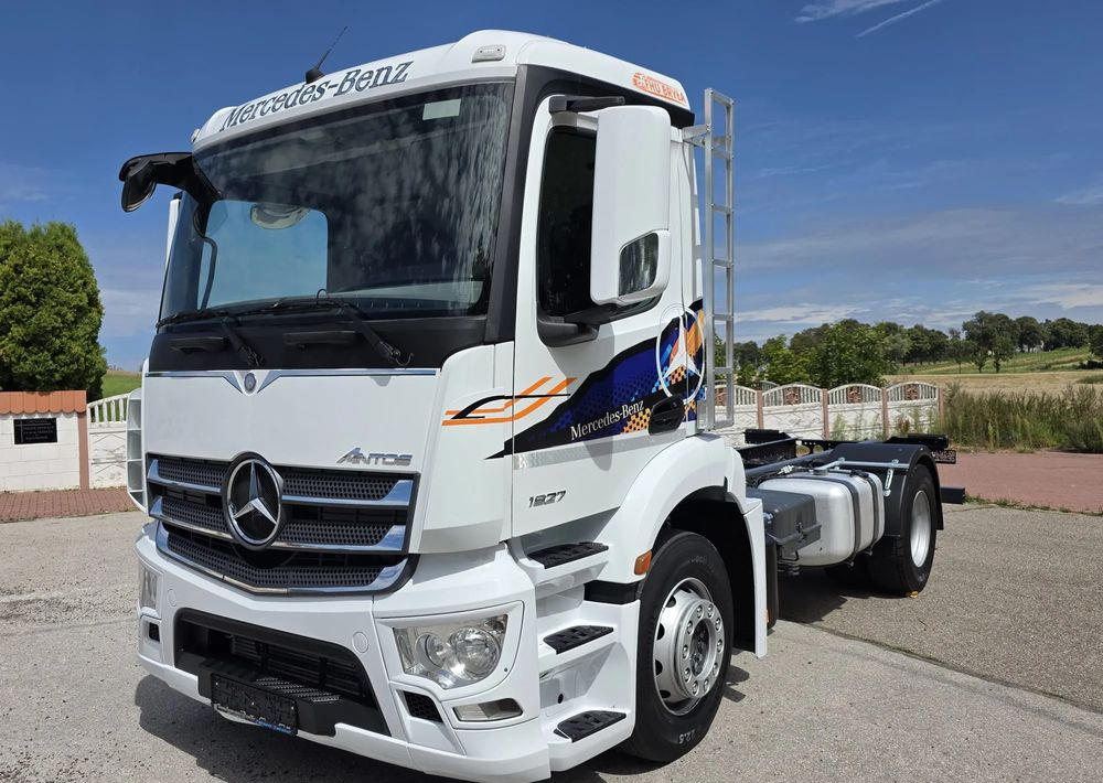 Mercedes-Benz ANTOS 1827 / ATEGO / ACTROS / E6 / ROZSTAW OSI 3.75M / WYWROT / BECZKA / UTRZYMANIE DRÓG / HAKOWIEC / SPROWADZONY / PIERWSZY WŁAŚCICIEL / STAN BDB - Kamion kabinë-shasi: foto 1 Mercedes-Benz ANTOS 1827 / ATEGO / ACTROS / E6 / ROZSTAW OSI 3.75M / WYWROT / BECZKA / UTRZYMANIE DRÓG / HAKOWIEC / SPROWADZONY / PIERWSZY WŁAŚCICIEL / STAN BDB - Kamion kabinë-shasi: foto 1