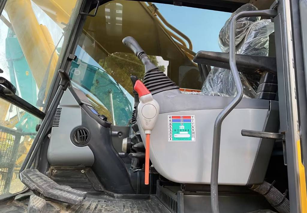 KOMATSU PC 450-8 - Ekskavator me zinxhirë: foto 5 KOMATSU PC 450-8 - Ekskavator me zinxhirë: foto 5