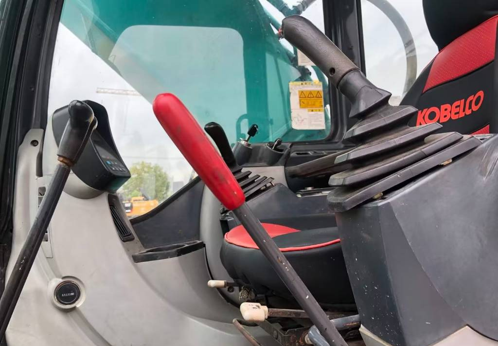 Kobelco SK 210-8 - Ekskavator me zinxhirë: foto 5 Kobelco SK 210-8 - Ekskavator me zinxhirë: foto 5
