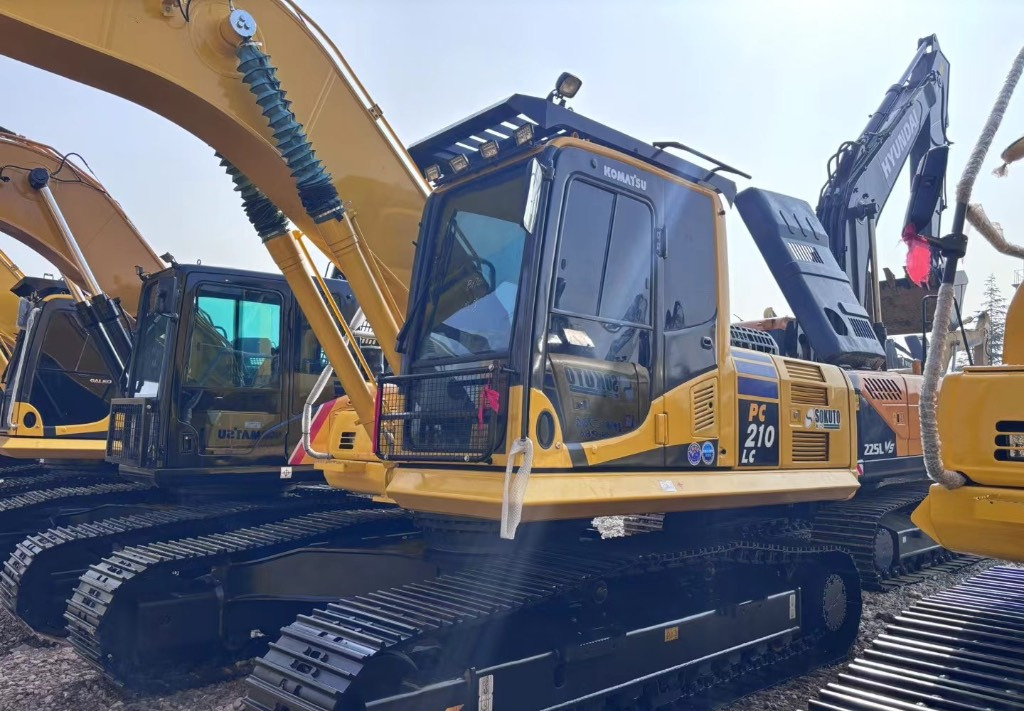 Komatsu PC 210 LC-8 - Ekskavator me zinxhirë: foto 1 Komatsu PC 210 LC-8 - Ekskavator me zinxhirë: foto 1
