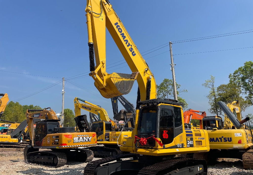Komatsu PC 240 PC220 PC240-8 - Ekskavator me zinxhirë: foto 3 Komatsu PC 240 PC220 PC240-8 - Ekskavator me zinxhirë: foto 3