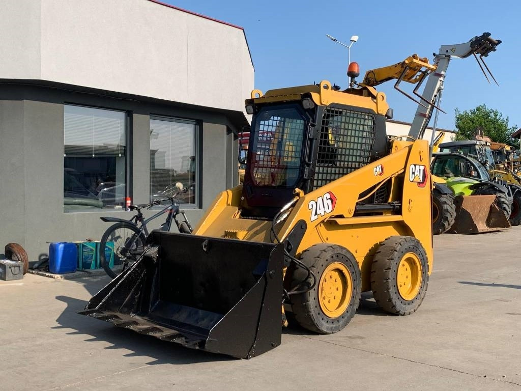CAT 246 - Mini fadrom: foto 1 CAT 246 - Mini fadrom: foto 1