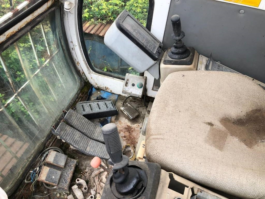 Halla Hitachi HE 280 ICE - Ekskavator me zinxhirë: foto 5 Halla Hitachi HE 280 ICE - Ekskavator me zinxhirë: foto 5