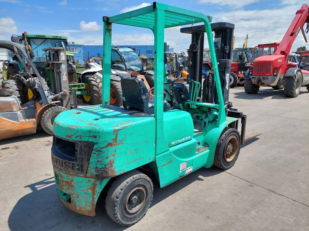 Mitsubishi FD35A - Pirun më naftë: foto 3 Mitsubishi FD35A - Pirun më naftë: foto 3